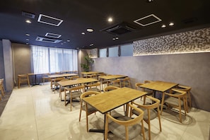 Daily buffet breakfast (JPY 1500 per person)