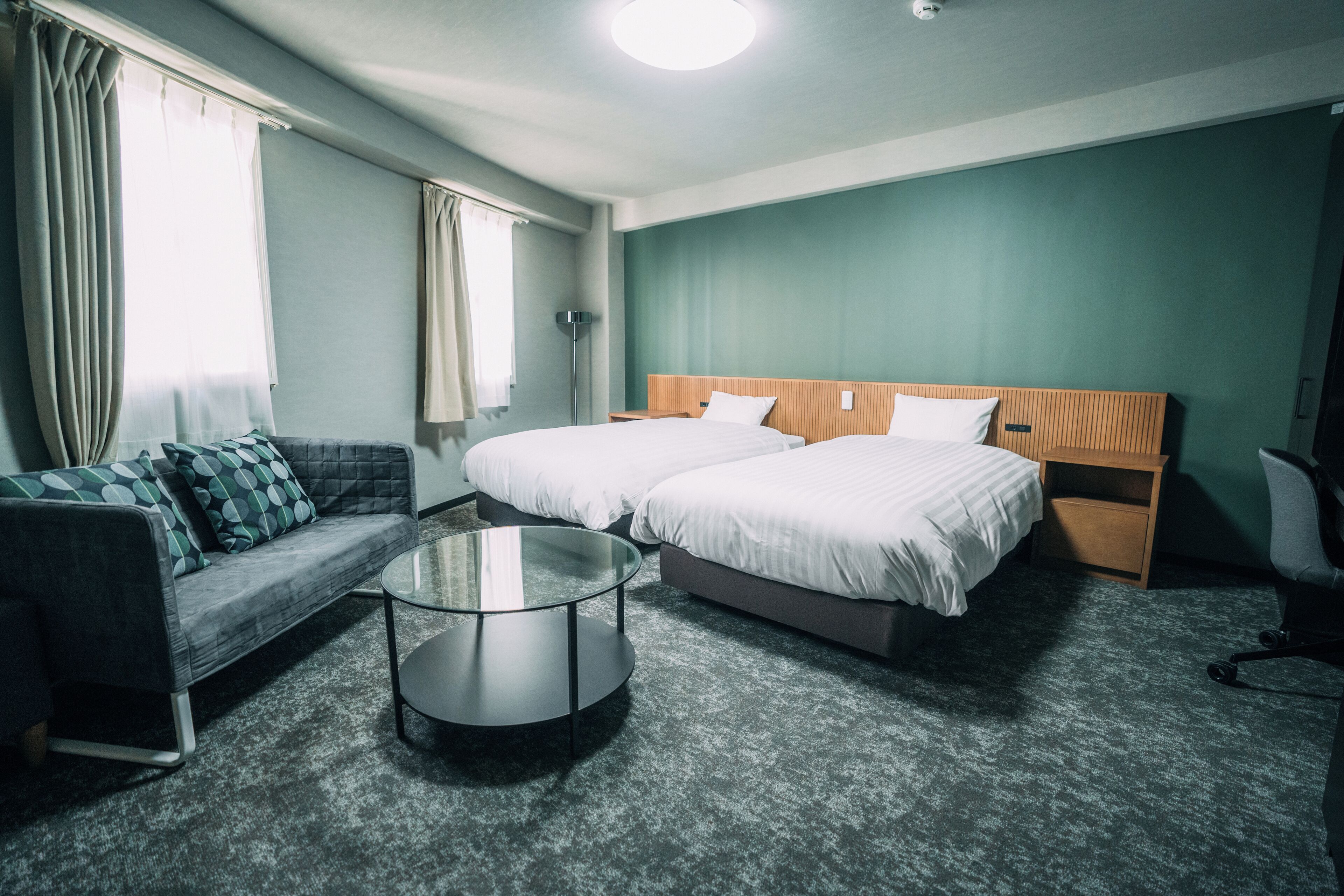 Escrivaninha, espaço de trabalho para notebook, cortinas blackout