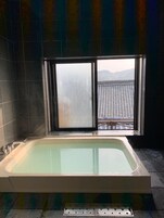 Bañera y ducha independientes, artículos de tocador gratuitos, pantuflas