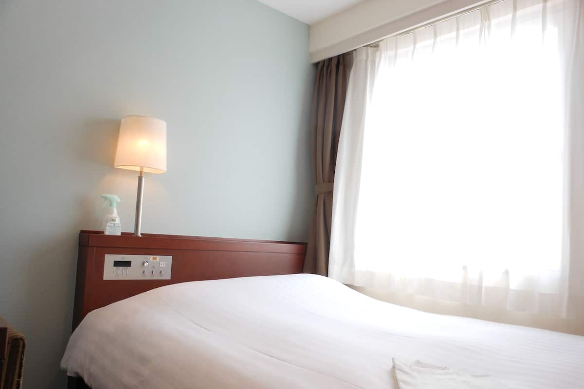 Premium bedding, down duvets, desk, blackout curtains