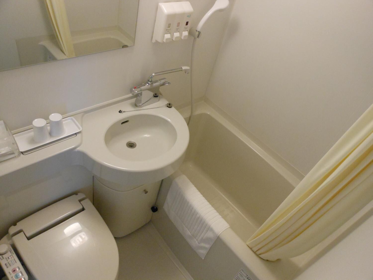 combined shower/bathtub, free toiletries, hair dryer, slippers