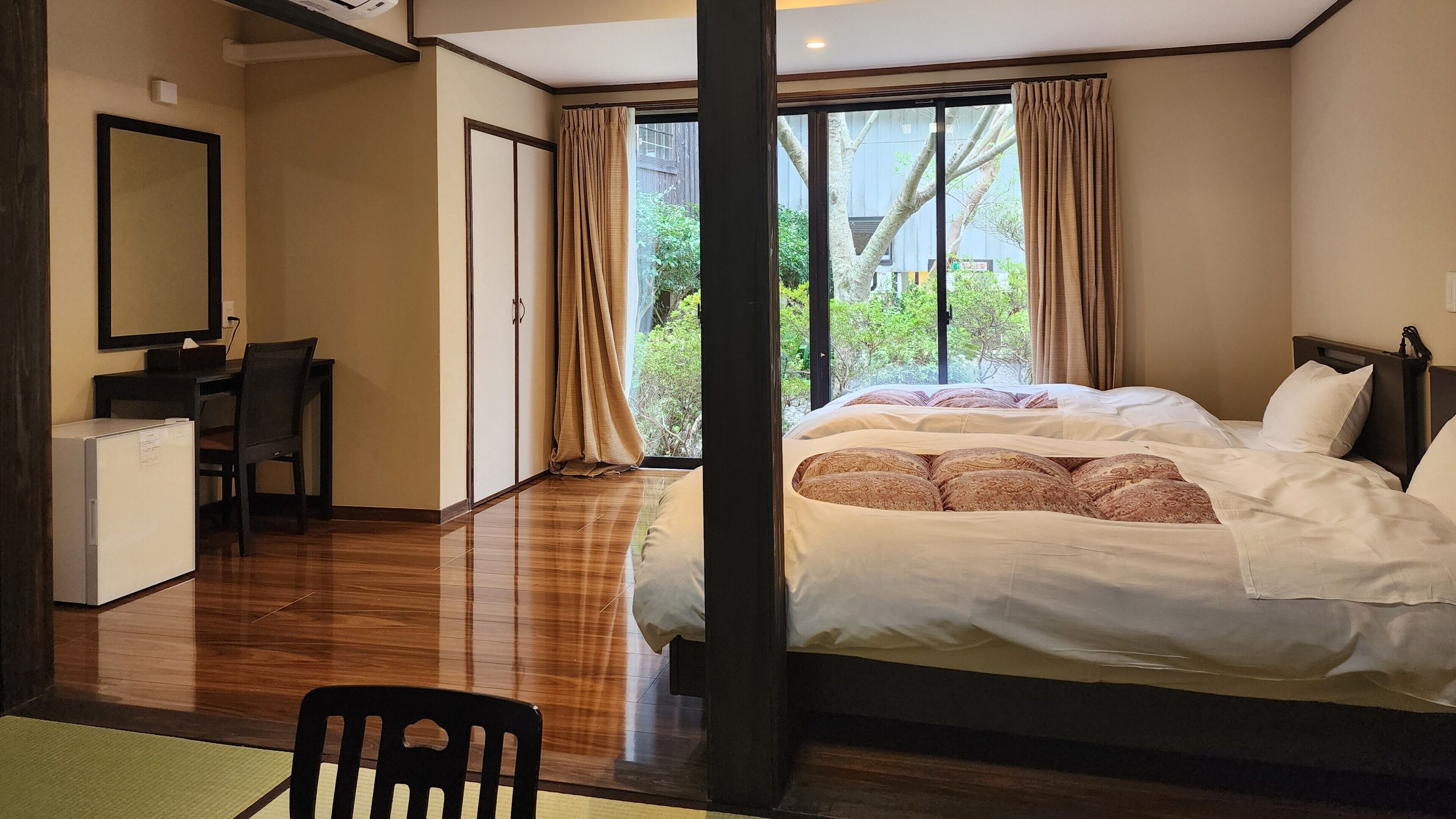 Un dormitorio con una cama, un escritorio y una silla.