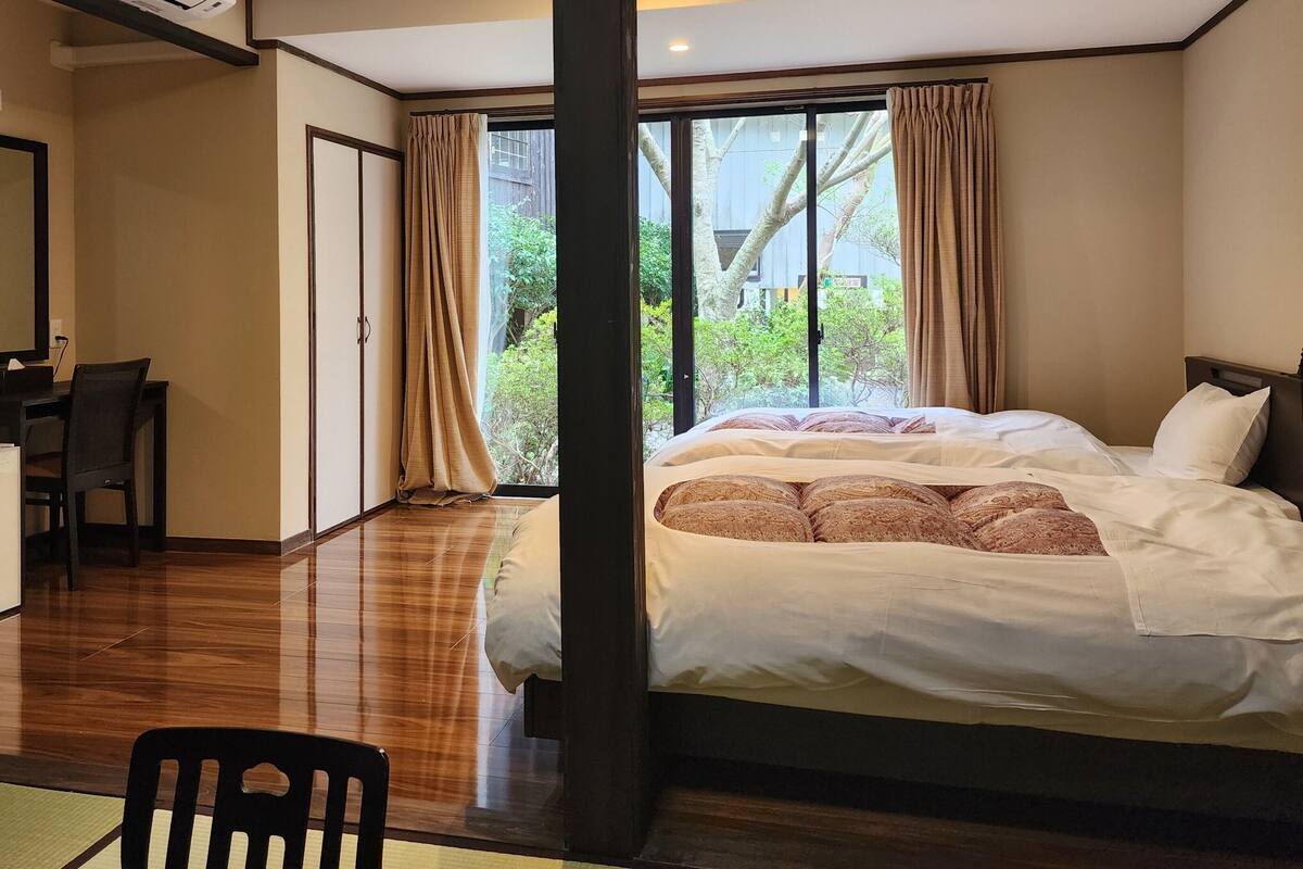 Un dormitorio con una cama, un escritorio y una silla.