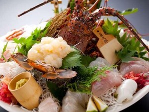 Un plateau de fruits de mer comprenant différents types de poissons, de crevettes et d’autres produits de la mer.
