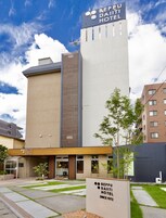 Un moderno edificio de hotel con un letrero que dice "Beppu Daiiti Hotel".