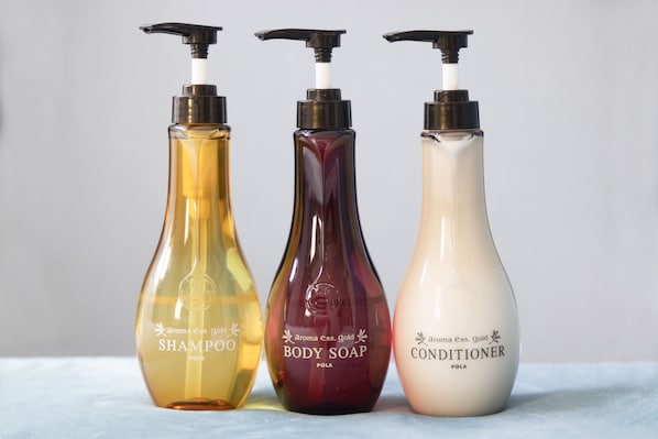 Three bottles of shampoo, body soap, and conditioner. - Beppu Daiiti Hotel (Beppu)