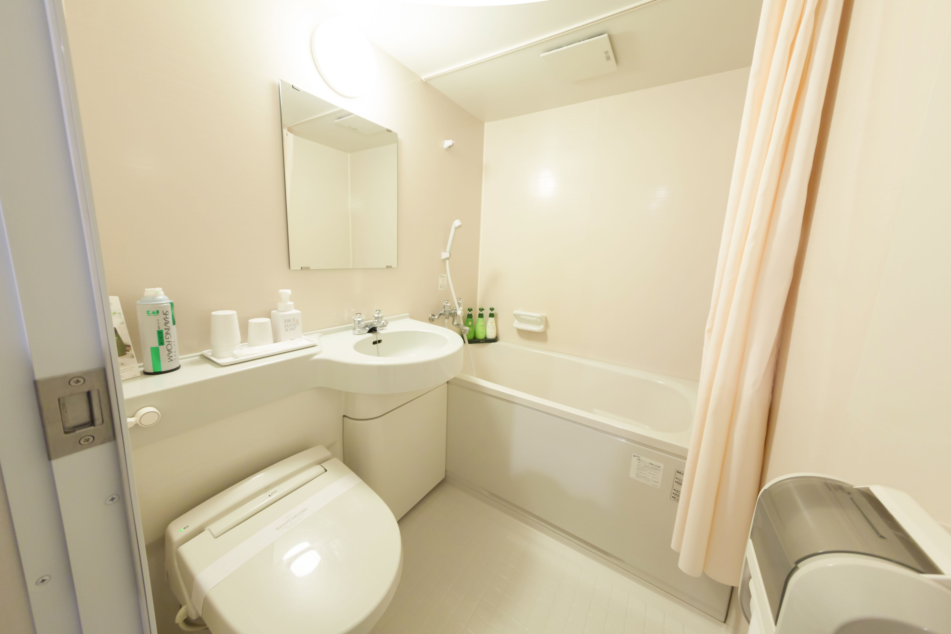 triple room, non smoking | bathroom | combined shower/bathtub, deep-soaking bathtub, free toiletries