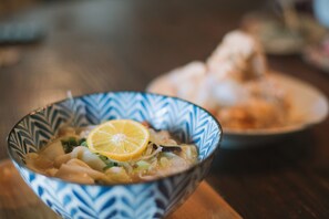 Ropa de cama de alta calidad, cubrecamas y cortinas blackout