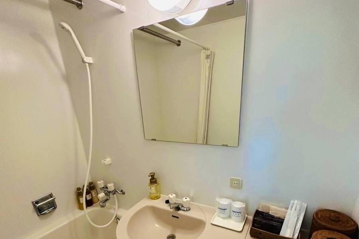 Kamar mandi | Bathtub dan shower terpisah dan perlengkapan mandi gratis