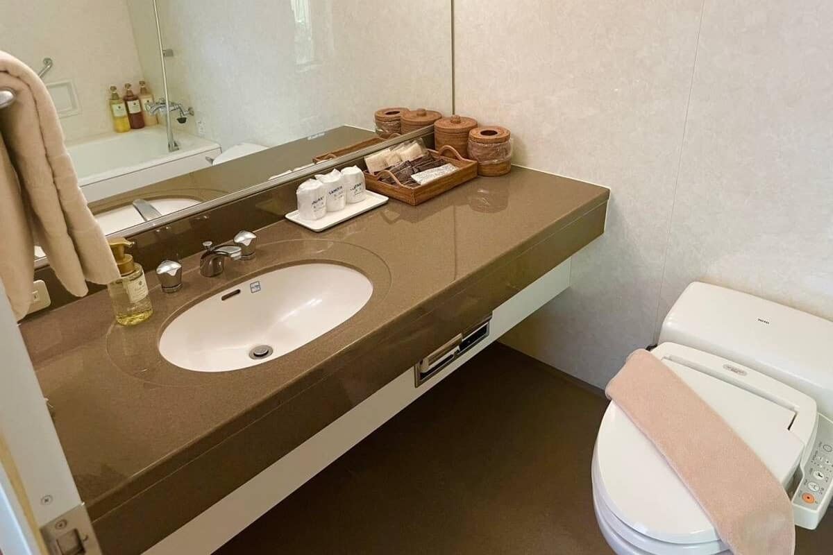 Bathtub dan shower terpisah dan perlengkapan mandi gratis