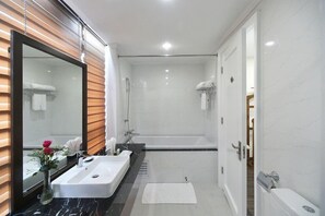 Bathroom - Garco Dragon Hotel (Hanoi)