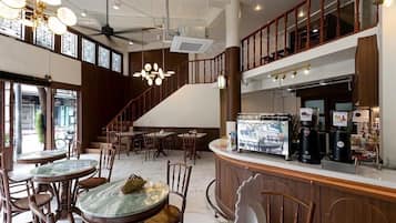 Petit déjeuner, déjeuner, dîner et brunch servis sur place