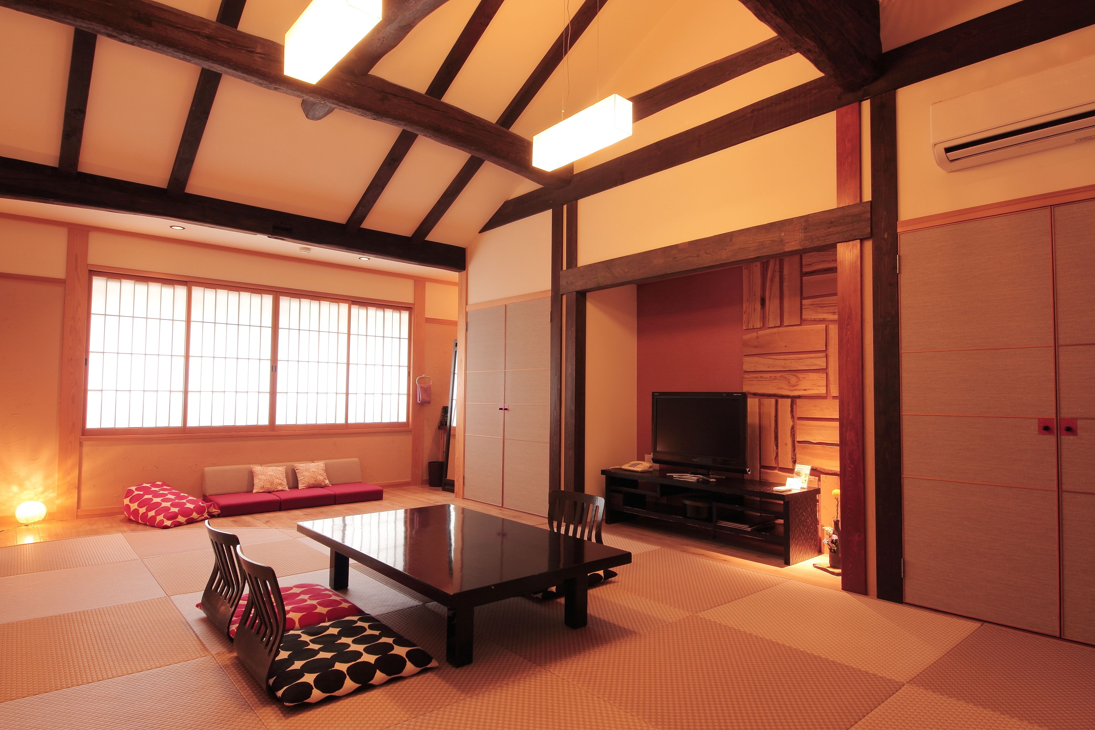 Cofres nos quartos, Wi-Fi de cortesia, roupa de cama