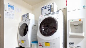 A laundry facility with two front-loading washing machines and a dryer. - Business Hotel YANAGI Kitakyushu Kokura (Kitakyushu)