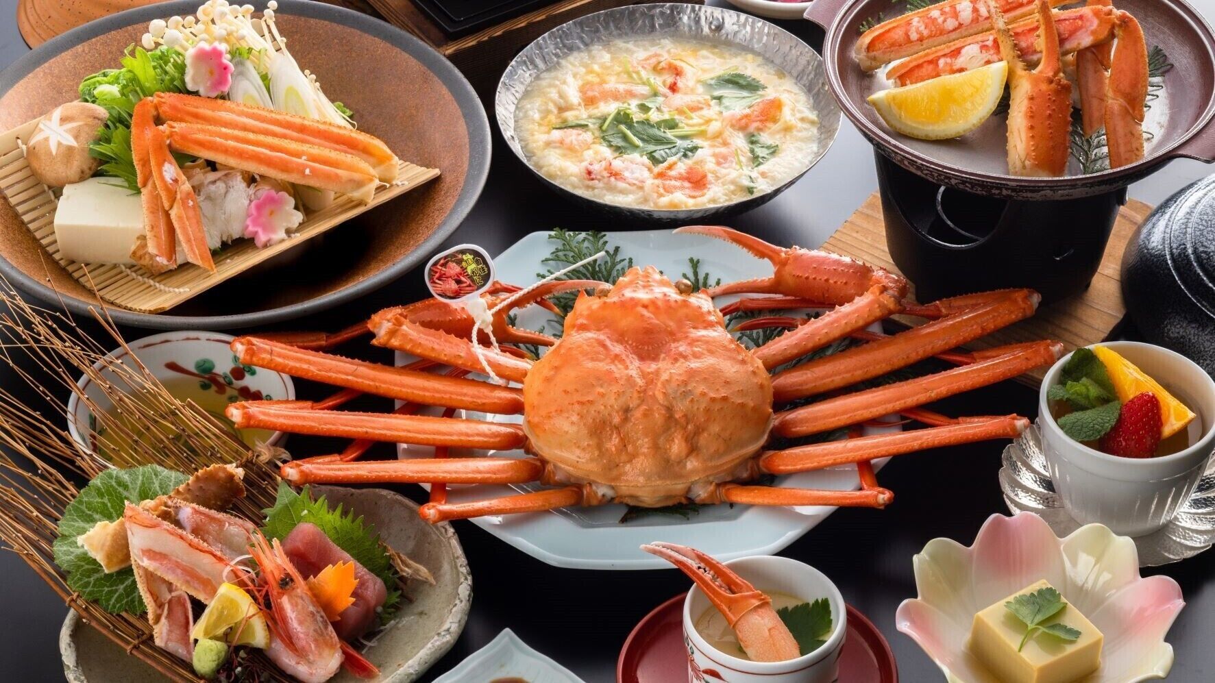 Ett urval av rätter med skaldjur, inklusive krabbben, en skål soppa och en tallrik med krabba.