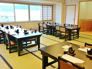 Serveert ontbijt en diner