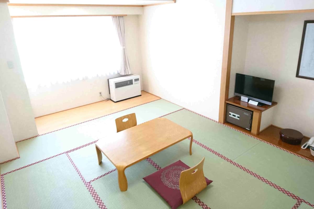 Habitación tradicional (Japanese Room ) | Caja de seguridad en la habitación y tabla de planchar con plancha