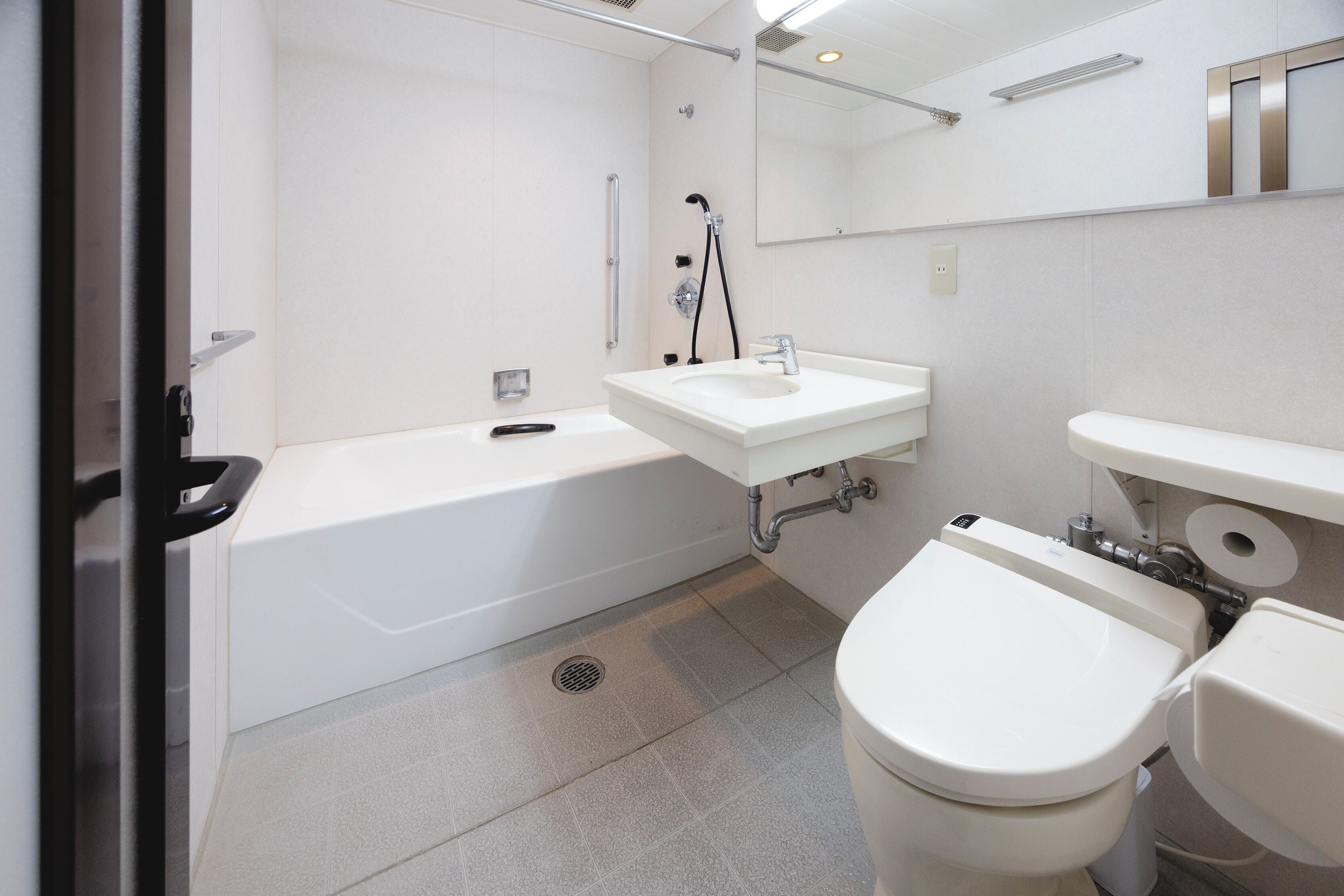 Un baño moderno con bañera, inodoro y lavamanos.