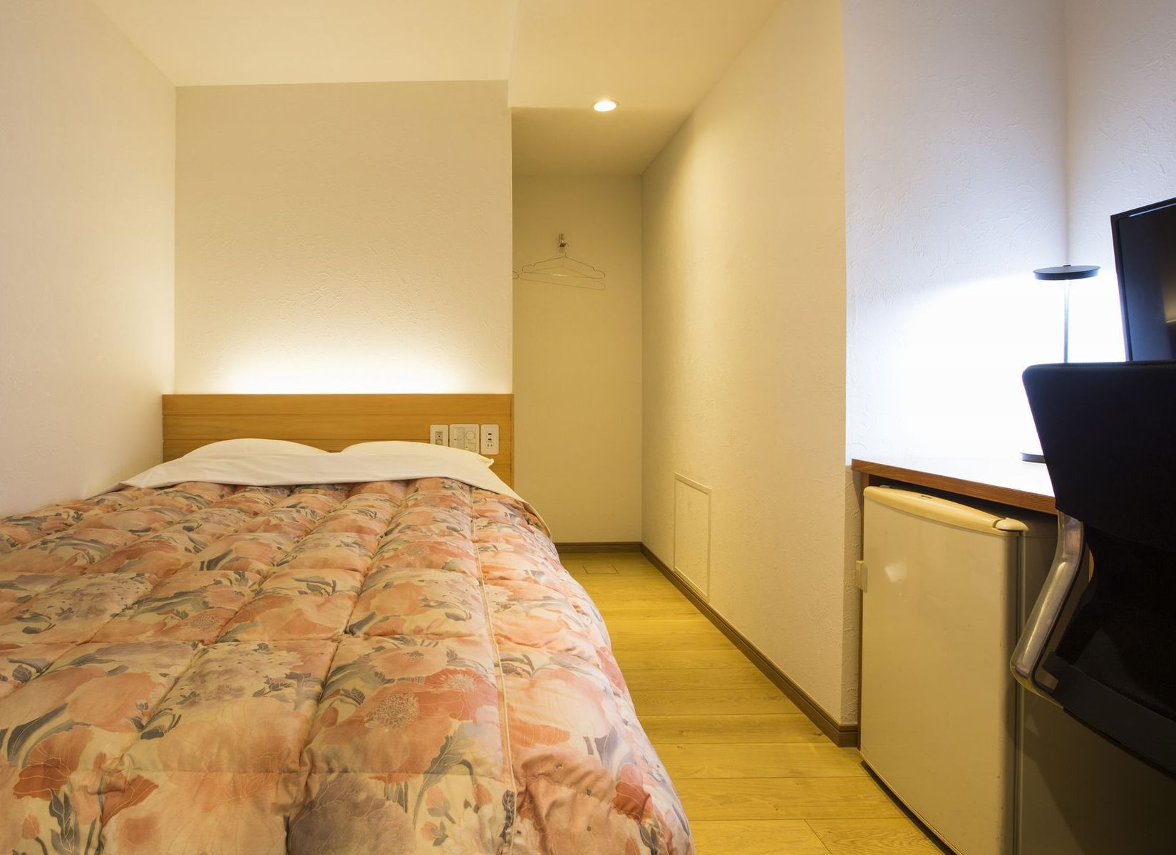 Une chambre à coucher avec un lit, un bureau et une chaise.