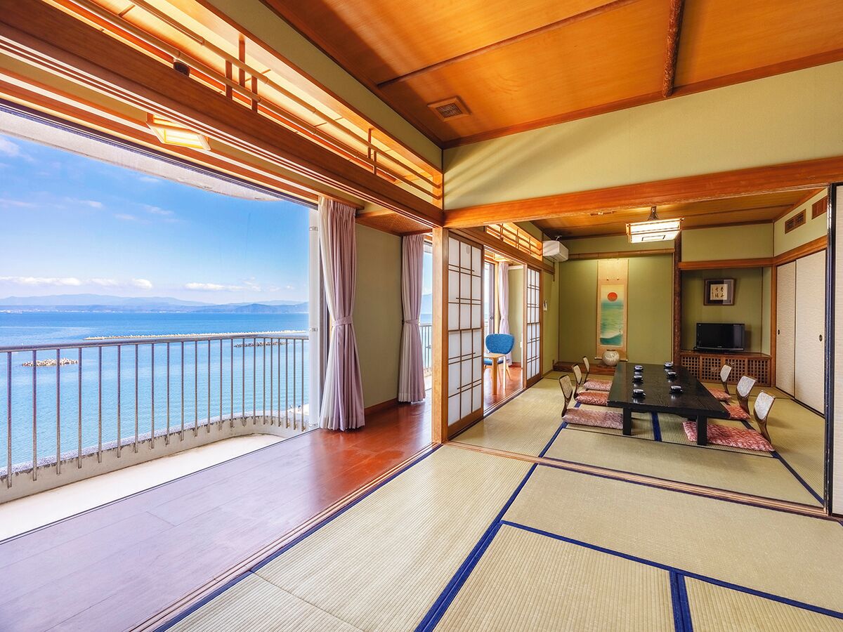 舒适客房 | 客房内保险箱、熨斗/熨板、床单