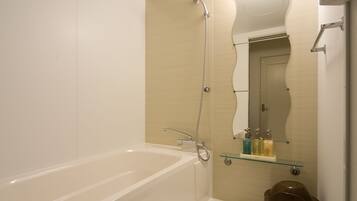 Camera Deluxe con 2 letti singoli, 2 camere da letto, non fumatori | Bagno | Vasca e doccia separate, vasca da bagno a immersione totale