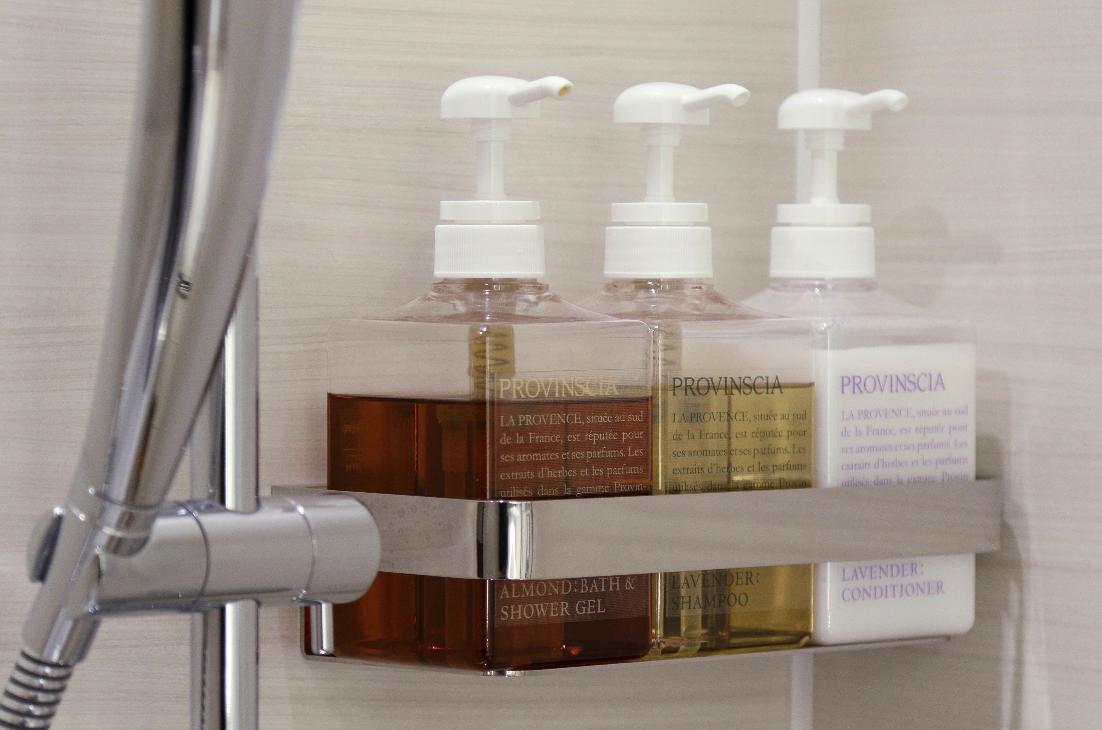 combined shower/bathtub, rainfall showerhead, free toiletries