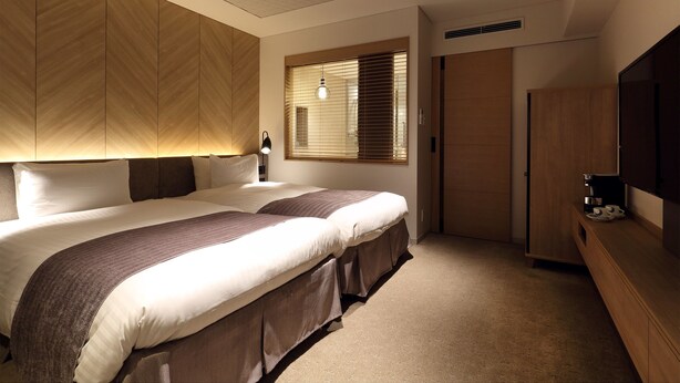 A bedroom with two beds, a wardrobe, a TV, and a window with blinds. - Solaria Nishitetsu Hotel Fukuoka (Fukuoka)