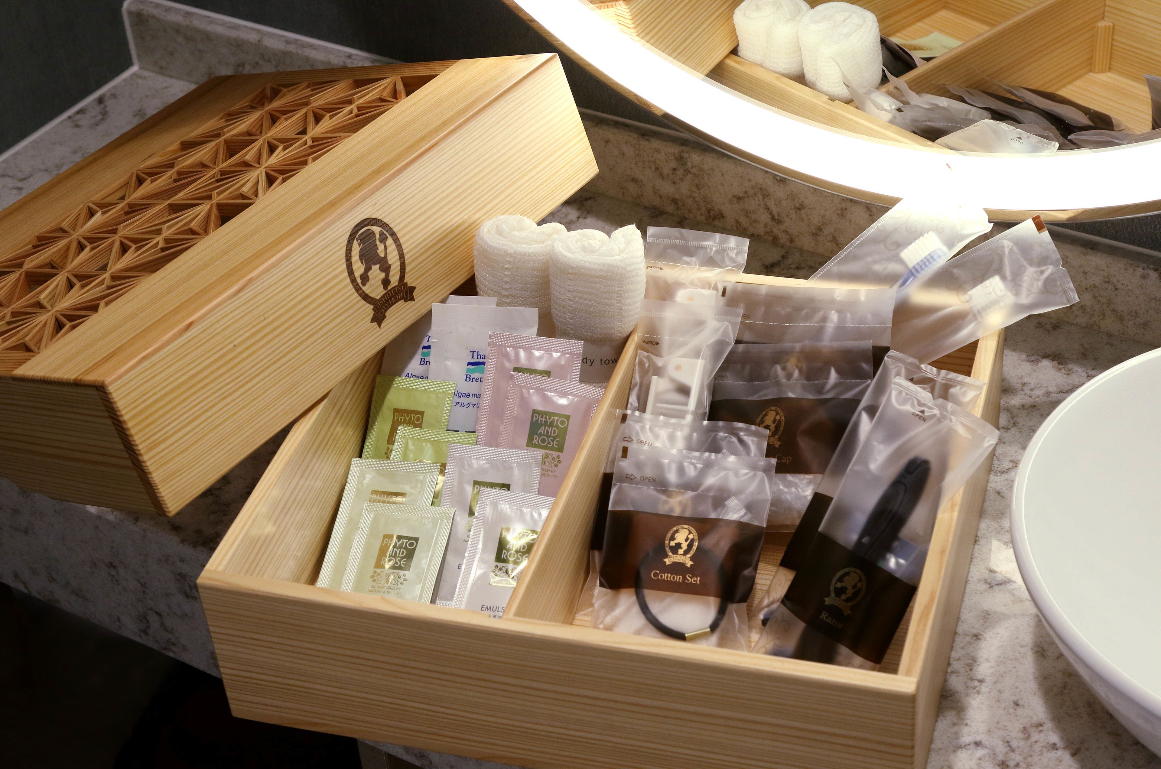 combined shower/bathtub, rainfall showerhead, free toiletries