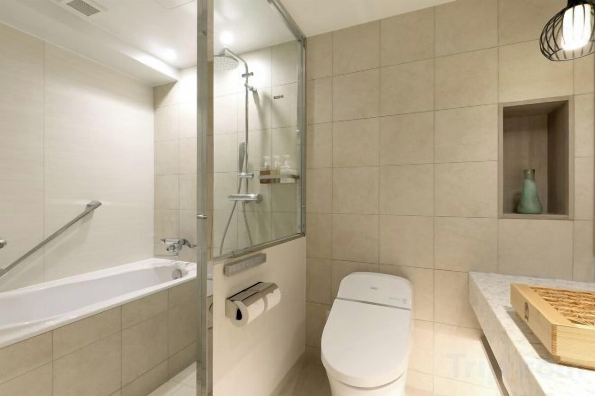 Combined shower/bathtub, rainfall showerhead, free toiletries