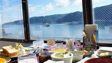 Petit déjeuner et dîner servis sur place, vue sur la mer