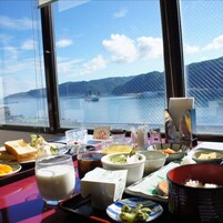 Se sirven desayunos y cenas, con vista al mar 