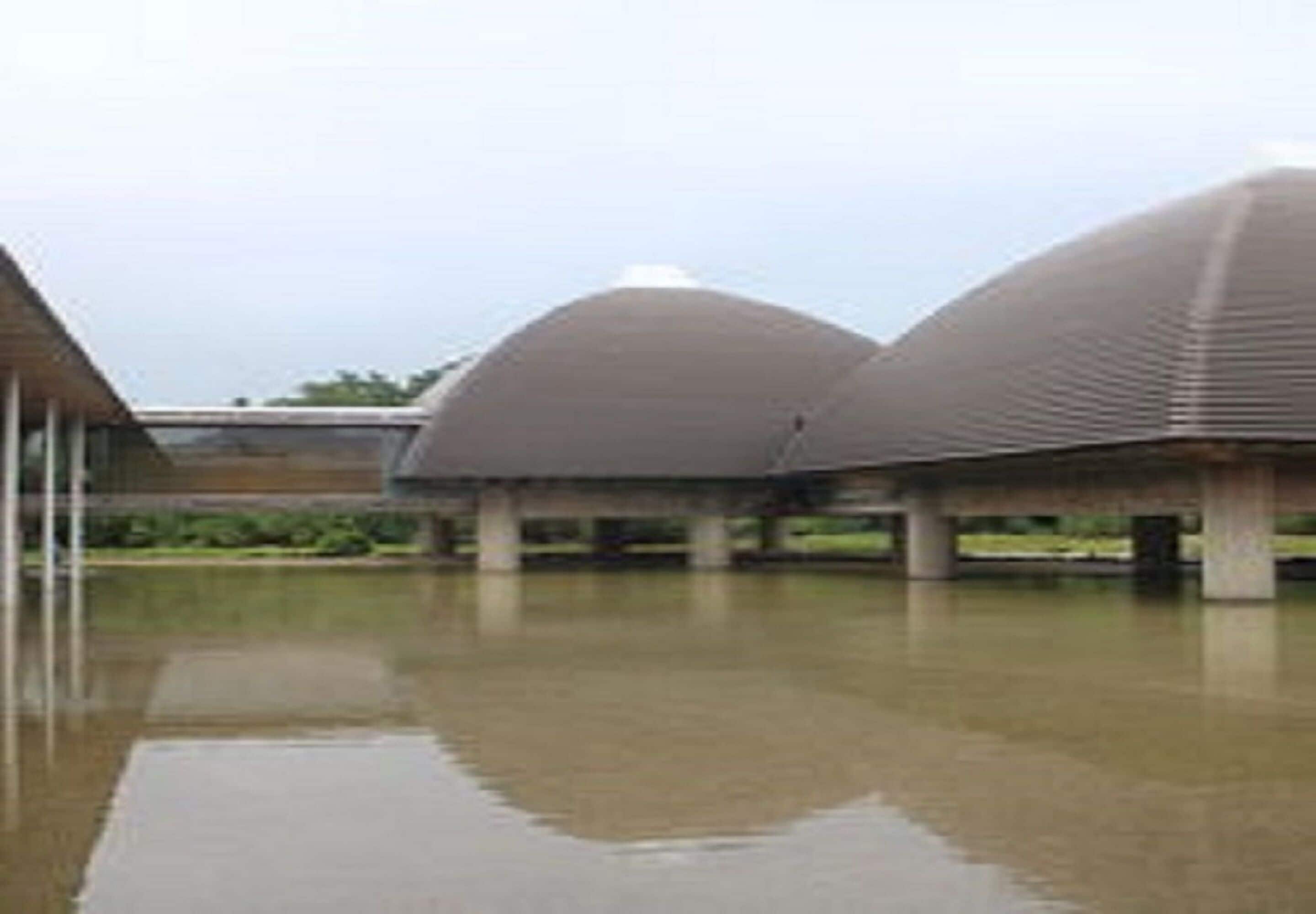 Un edificio con dos grandes estructuras en forma de cúpula sostenidas por columnas.