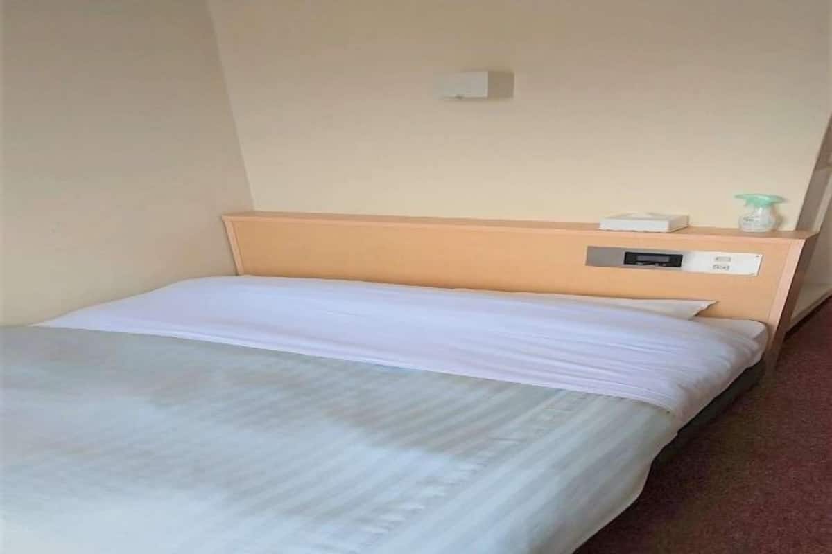 Tabla de planchar con plancha, wifi gratis y ropa de cama