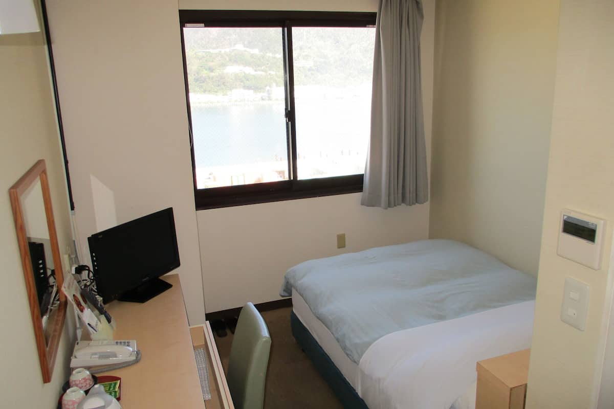 Tabla de planchar con plancha, wifi gratis y ropa de cama 