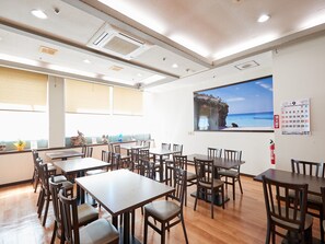 Breakfast, lunch and dinner served - Hotel Yamanouchi (Naha)