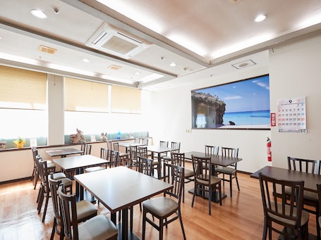 供应早餐、午餐和晚餐