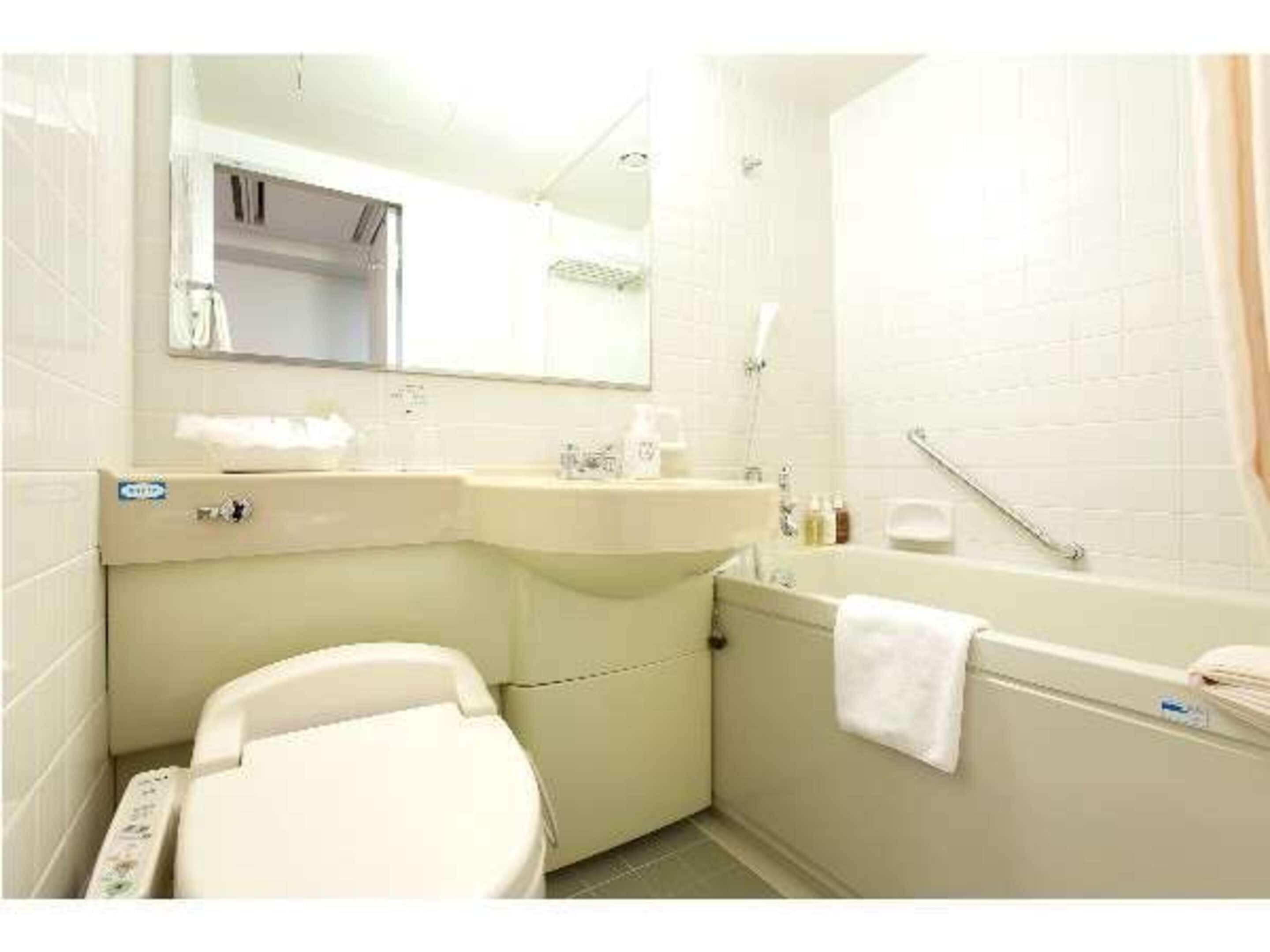 combined shower/bathtub, free toiletries, hair dryer, slippers