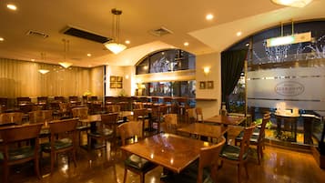 Daily full breakfast (JPY 1100 per person)