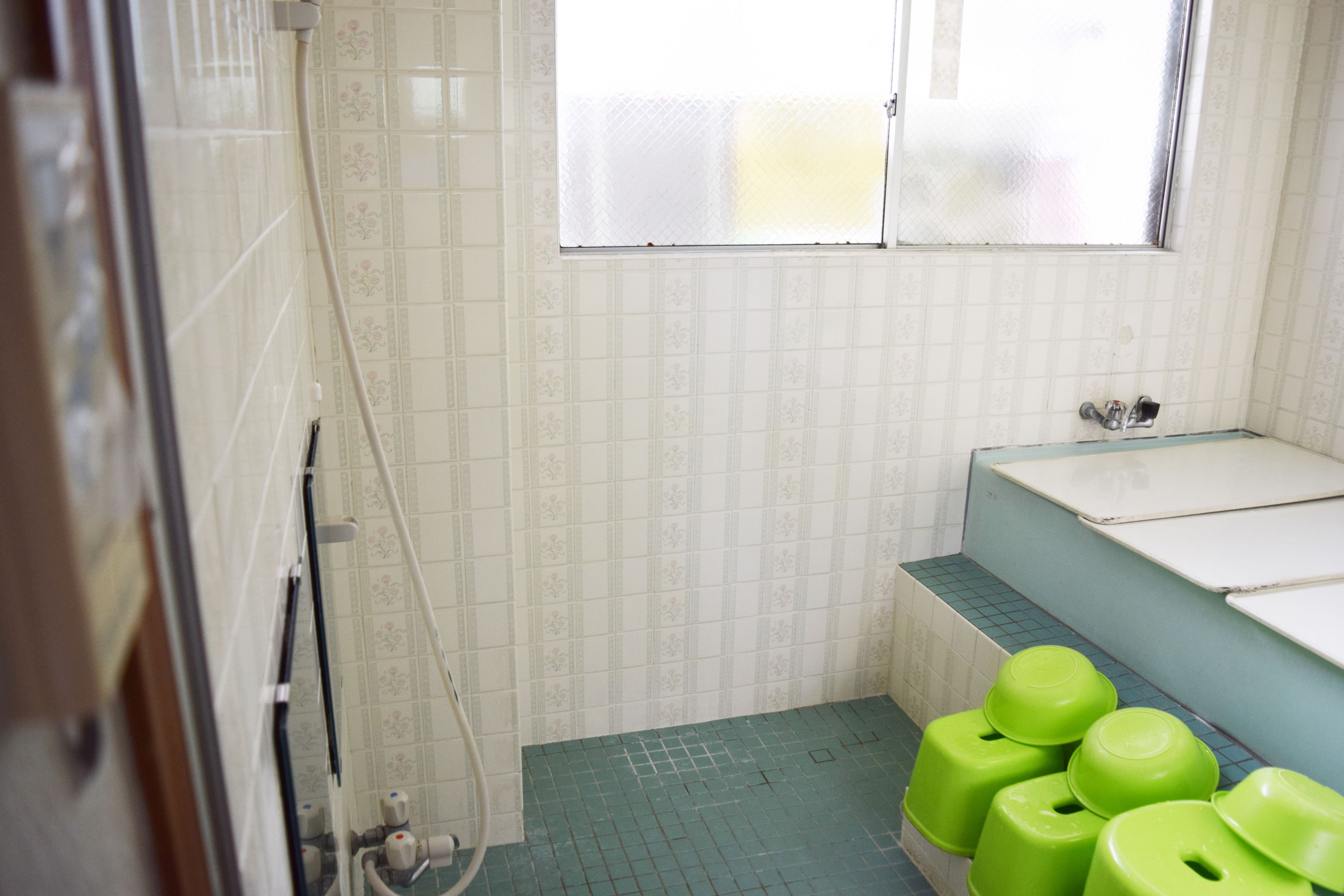 Un baño con ducha, inodoro y lavamanos.