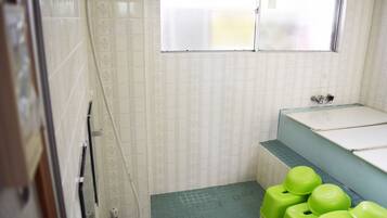 Un baño con ducha, inodoro y lavamanos.
