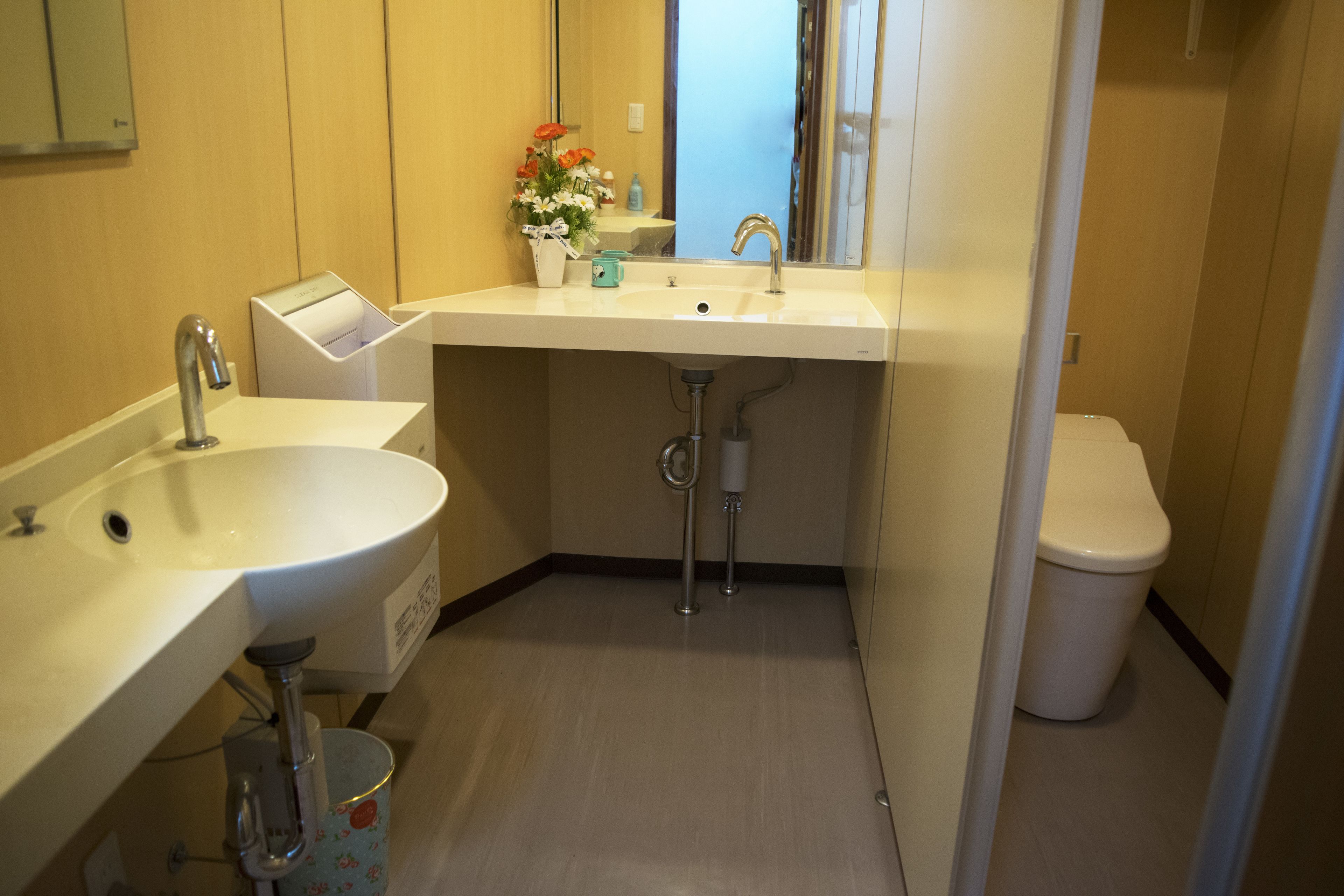 独立的浴缸和淋浴、深泡浴缸、免费洗浴用品、吹风机