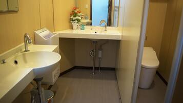 Erillinen kylpyamme ja suihku, syvä kylpyamme, ilmaiset hygieniatuotteet