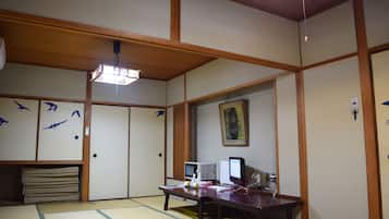 家庭客房, 非吸煙房 (Up to 8 Japanese Futon Beds) | 書桌、熨斗/熨衫板、免費 Wi-Fi