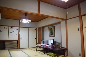 家庭房, 无烟房 (Up to 8 Japanese Futon Beds) | 办公桌、熨斗/熨板、免费 WiFi