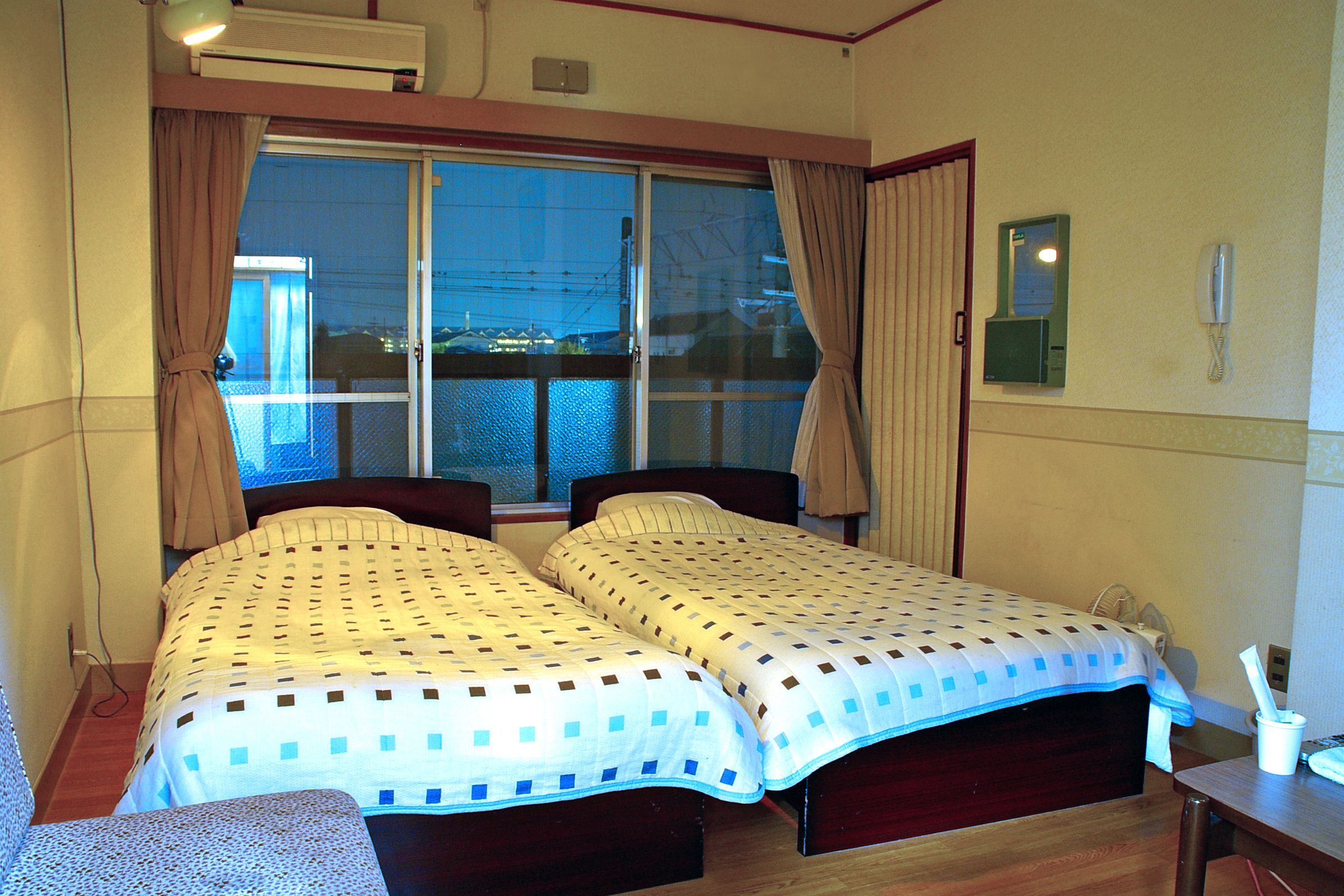 Twin Room, Non Smoking (2 SingleBeds) | Desk, iron/ironing board, free WiFi