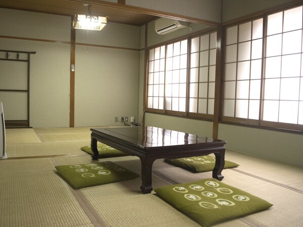 家庭客房, 非吸煙房 (Up to 8 Japanese Futon Beds) | 書桌、熨斗/熨衣板、免費無線上網