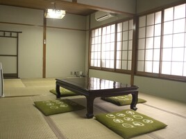家庭房, 无烟房 (Up to 8 Japanese Futon Beds) | 办公桌、熨斗/熨板、免费 WiFi