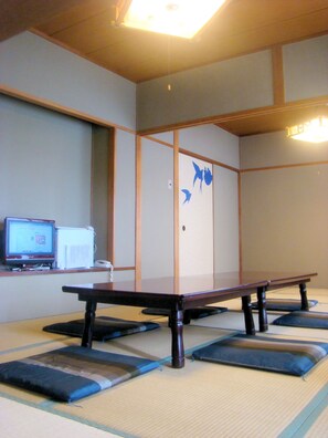 Escritorio, tabla de planchar con plancha y wifi gratis 