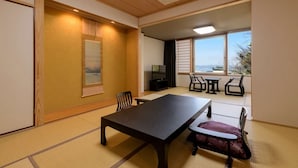 Une pièce de style japonais traditionnel, avec un sol recouvert de tatamis, une table basse et un banc rembourré.