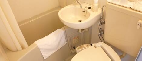 Un baño con bañera, inodoro y lavamanos.